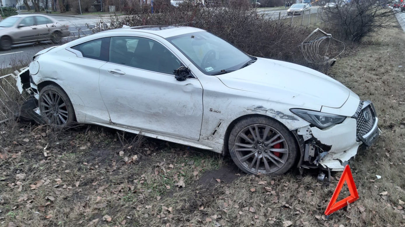 Rozbił sportowe auto i dał nogę. Policja szuka właściciela drogiego auta