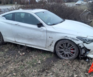 Rozbił sportowe auto i dał nogę. Policja szuka właściciela drogiego auta