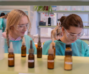 Fartuchy, probówki i prawdziwa nauka. Uczniowie z regionu opanowali Collegium Medicum w Bydgoszczy!