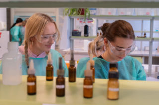 Fartuchy, probówki i prawdziwa nauka. Uczniowie z regionu opanowali Collegium Medicum w Bydgoszczy!