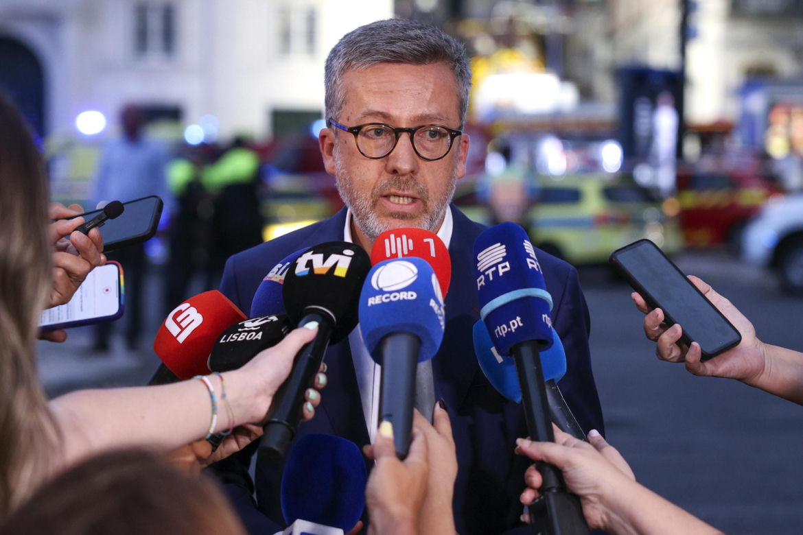 Katastrofa kolejki turystycznej! Wypadła z szyn i gruchnęła w budynek. Co najmniej 15 osób nie żyje!