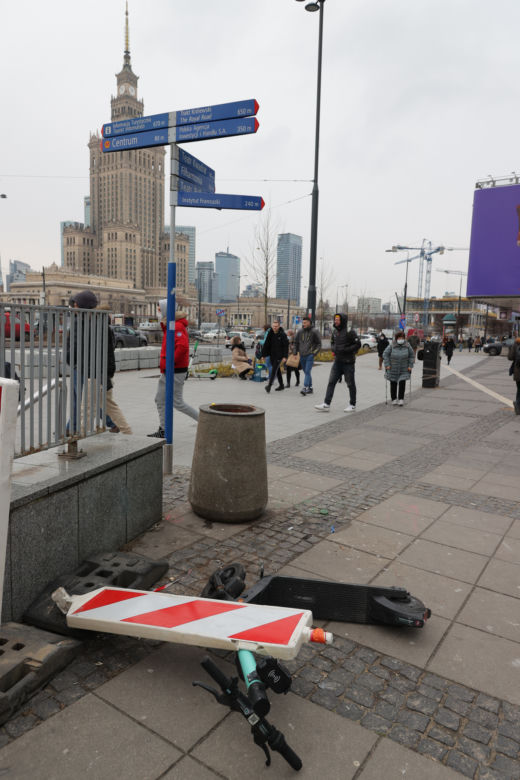 Warszawa ujarzmia hulajnogi. Nie rozpędzisz się na bulwarach i deptakach 