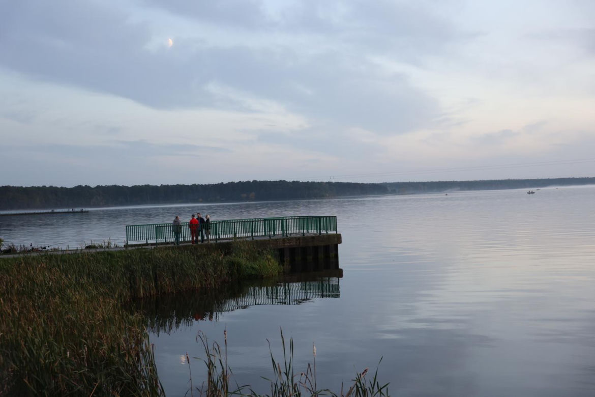 Późny jesienny zachód słońca nad Zalewem Zemborzyckim