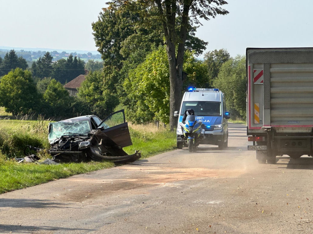 Poważny wypadek w Warmińsko-Mazurskiem. Dwie osoby ranne