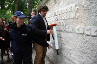 Policja broni pomnika Armii Czerwonej