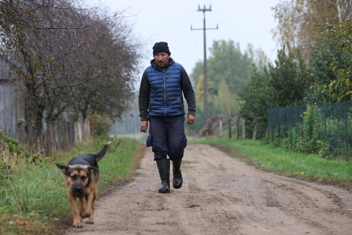 Rolnicy. Podlasie. Andrzej powiedział jak jest. "Całe życie ja". Zamknął drzwi i pojechał