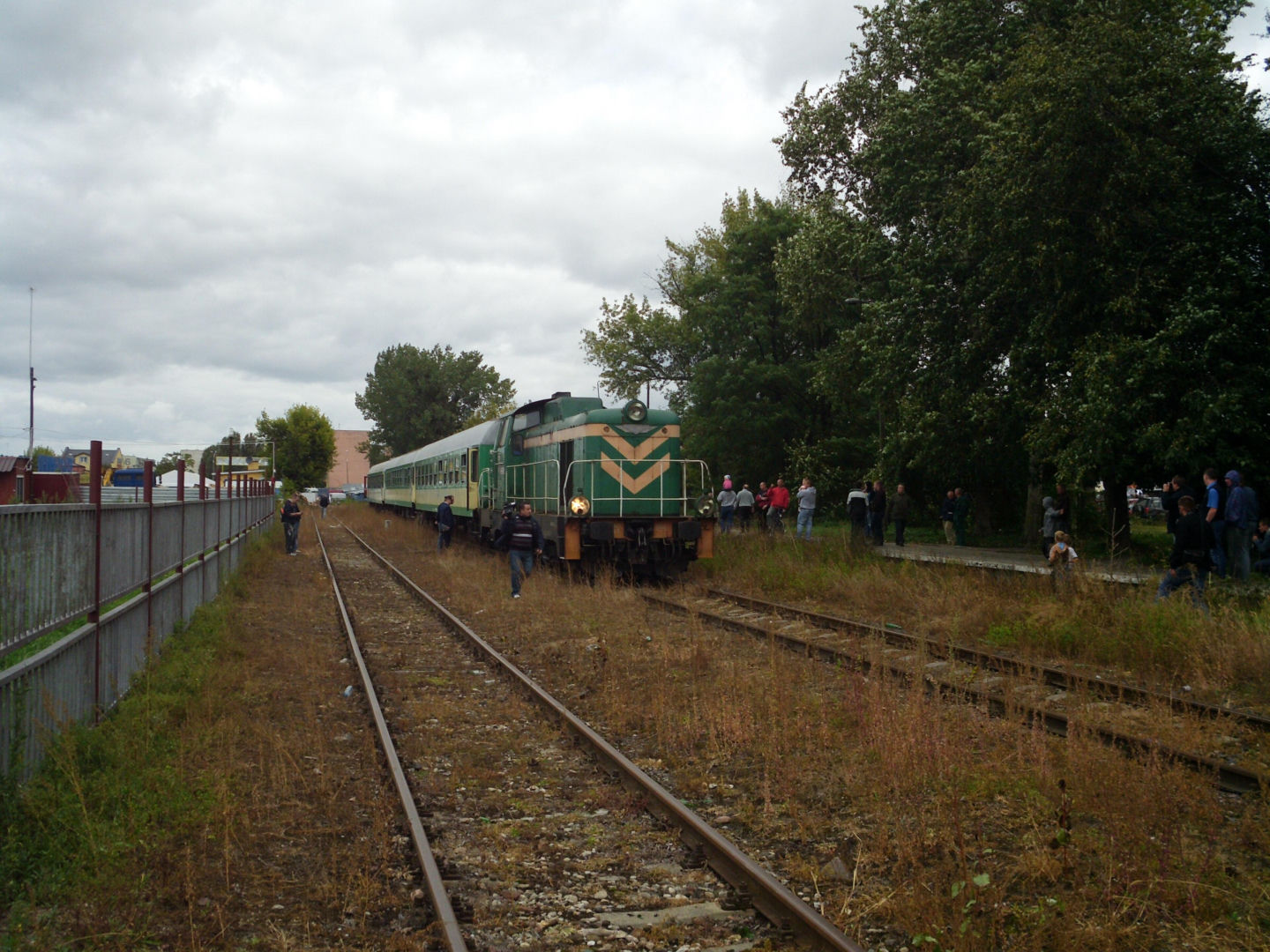 Pociąg turystyczny na nieczynnej stacji pasażerskiej w Łomży w 2012 r.