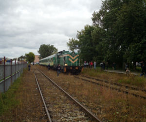 Dziurawy barak i 33 lata czekania. Jak Łomża straciła kolej i jak ją odzyskała?