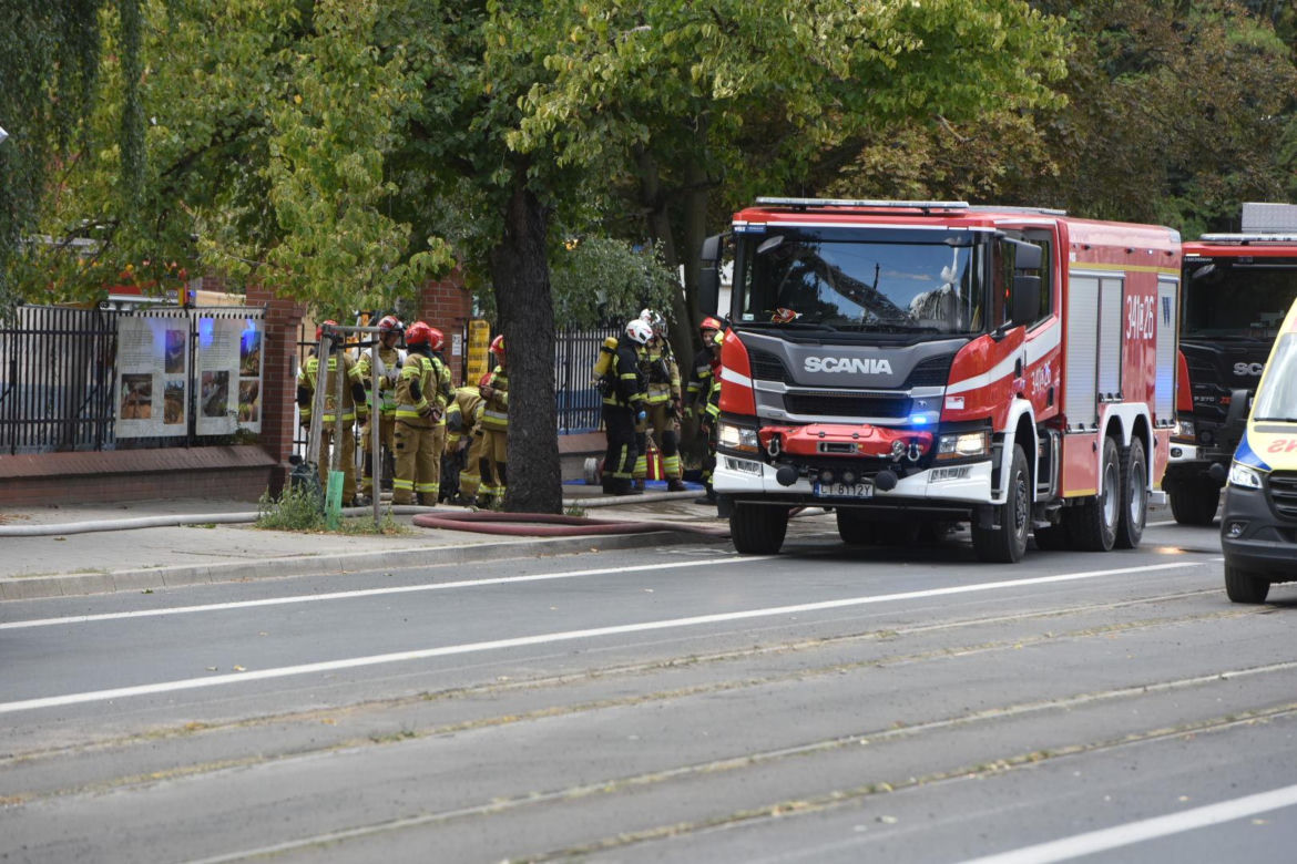 Pożar dachu budowanego budynku straży pożarnej. Zdjęcia z miejsca zdarzenia