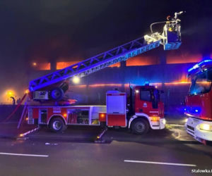Pożar hali z paliwami alternatywnymi w Stalowej Woli. Miasto zaapelowało o pozostanie w domach