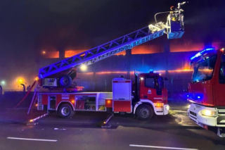 Pożar hali z paliwami alternatywnymi w Stalowej Woli. Miasto zaapelowało o pozostanie w domach