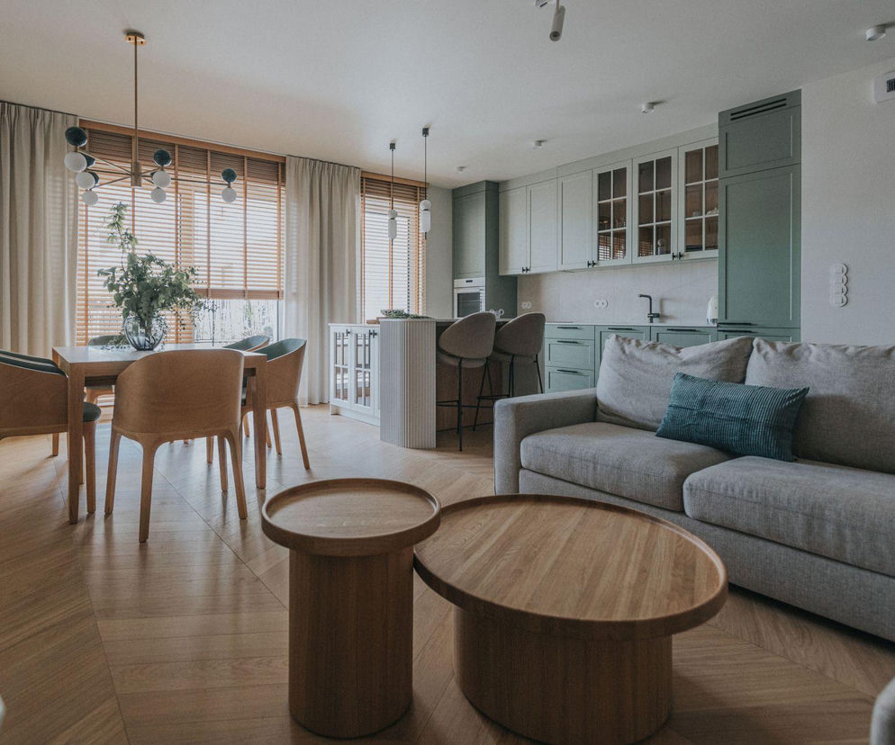 Eleganckie mieszkanie na Jeżycach z zieloną kuchnią. W środku króluje drewno!