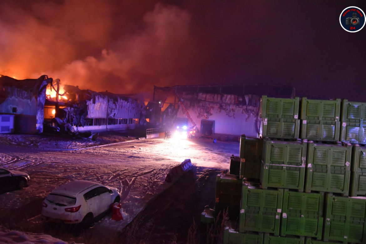 Gigantyczny pożar hali w Białej Rawskiej