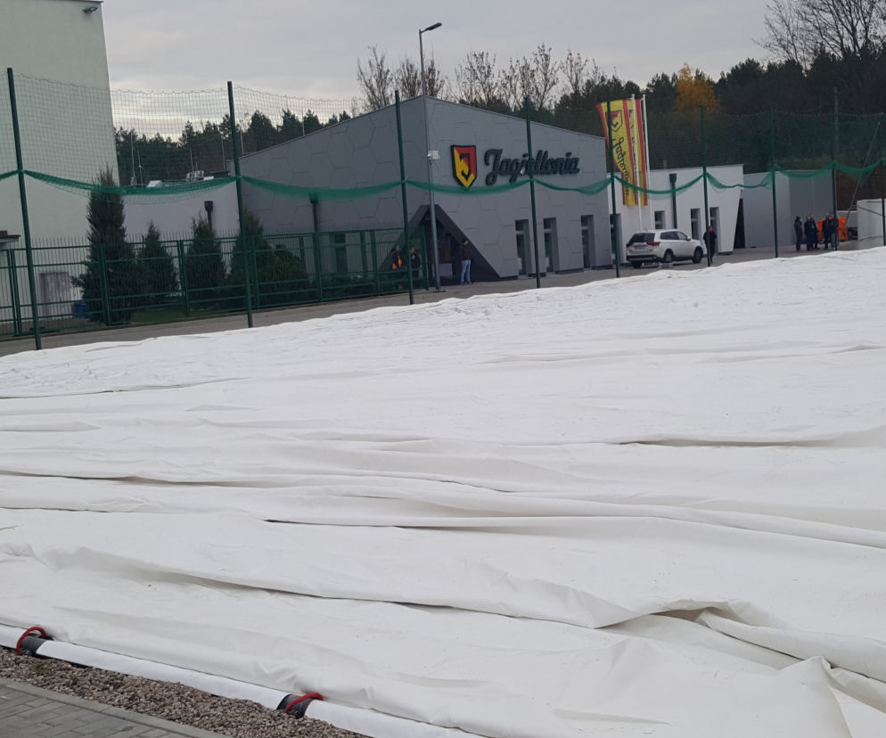 Jagiellonia Białystok. Przy ul. Elewatorskiej powstaje gigantyczny balon