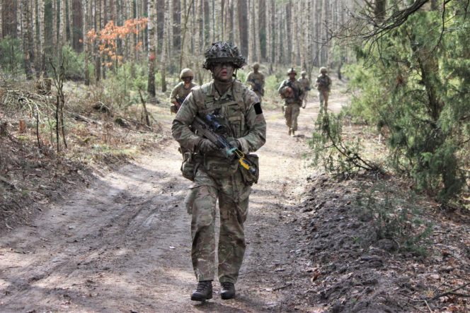 Brytyjscy żołnierze, ćwiczenia na poligonie