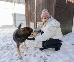 Marta Krupa z pomocą dla zwierząt. Nakarmiła psy i koty w potrzebie