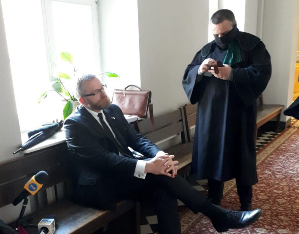 Grzegorz Braun w sądzie bez maseczki