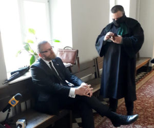 Grzegorz Braun w sądzie bez maseczki