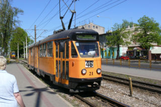 Tramwaj linii 46 do Ozorkowa na przystanku w Łodzi, 2007 rok