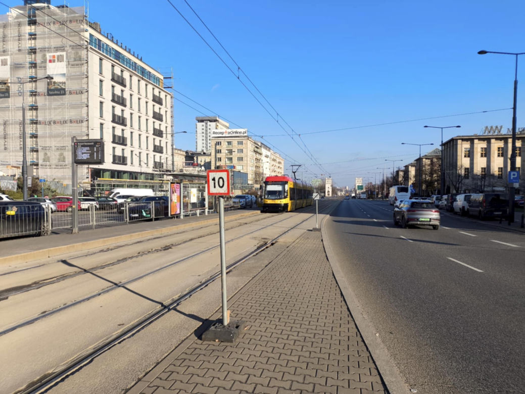 Wielka dziura w torach w centrum Warszawy. Sypią się na naszych oczach!