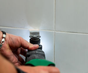 Jak poprawnie usunąć starą fugę i silikon oraz nałożyć nowy? Murator Remontuje