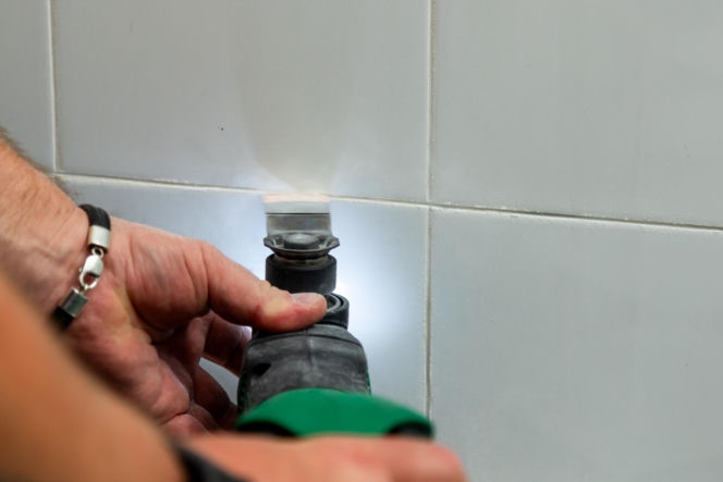 Jak poprawnie usunąć starą fugę i silikon oraz nałożyć nowy? Murator Remontuje