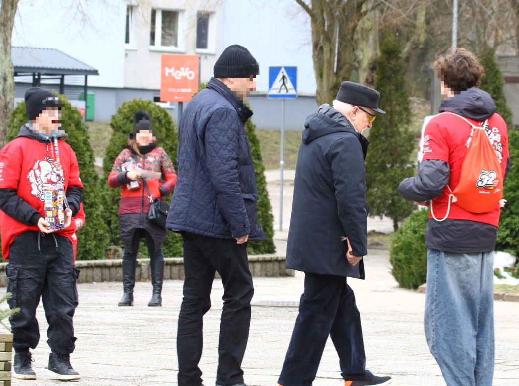 Wałęsa przed kościołem wsparł WOŚP