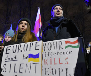 Transparenty na antyrosyjskich protestach