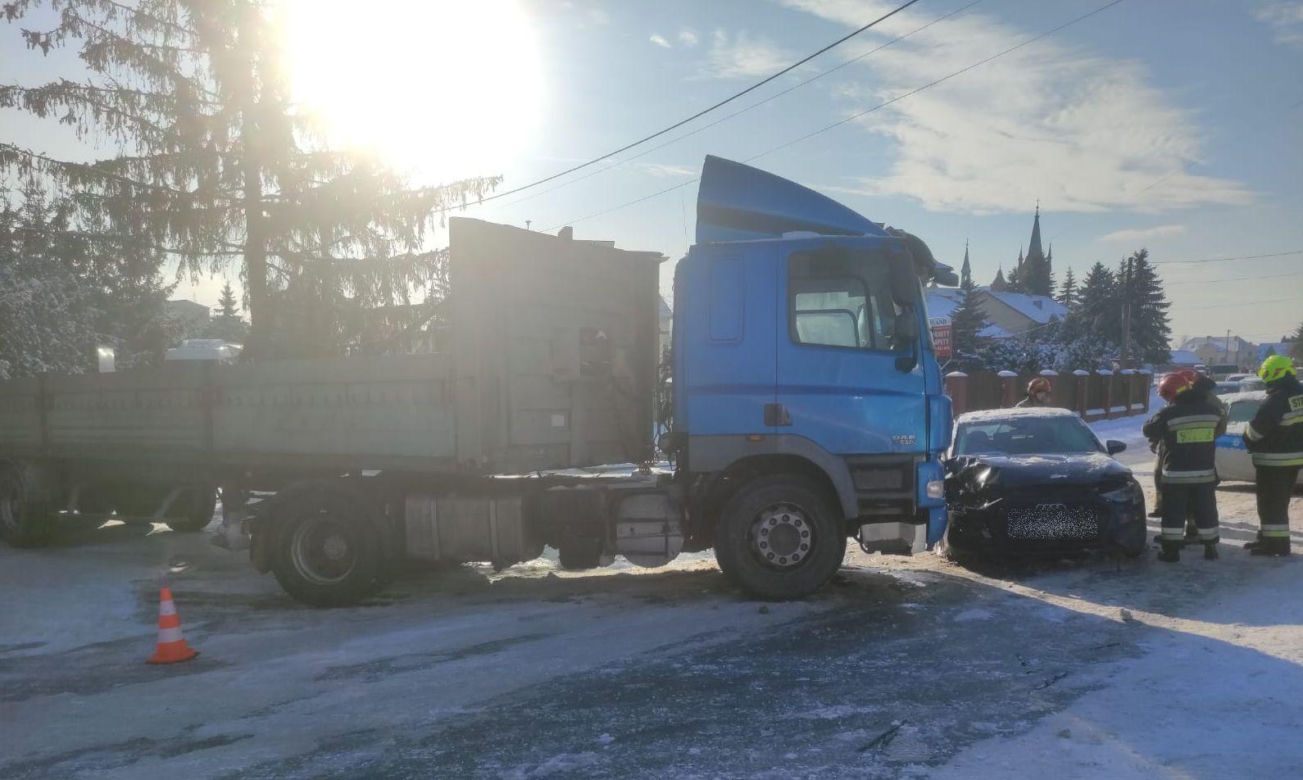 Wola Rzędzińska. Zderzenie ciężarówki z osobowym audi