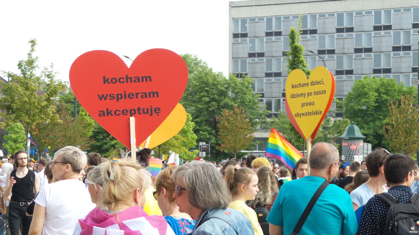 "Chcemy gorącego seksu, nie gorącej ziemi". Zobacz transparenty z Marszu Równości w Krakowie