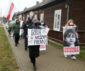 Pierwsze damy Jolanta Kwaśniewska i Anna Komorowska w Michałowie. Wzięły udział w akcji Matki na granicę