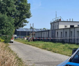 Pożar w fabryce dronów wojskowych w Skarżysku-Kamiennej. Policja bada przyczyny, ulica zablokowana