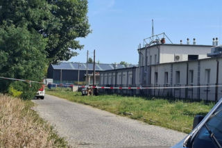 Pożar w fabryce dronów wojskowych w Skarżysku-Kamiennej. Policja bada przyczyny, ulica zablokowana