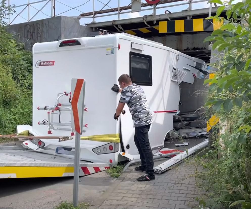 Kamper utknął pod wiaduktem w Opolu