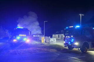 Spłonął budynek gospodarczy, a w nim samochód. Pożar w Nielęgowie niedaleko Kościana