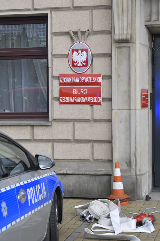 Pilna akcja służb pod biurem rzecznika praw obywatelskich. Tajemnicza fiolka w kopercie 