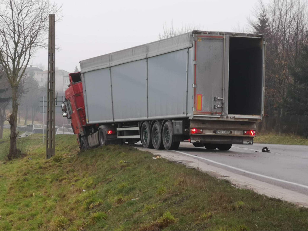 Śmiertelny wypadek na drodze krajowej. Poważne utrudnienia po zderzeniu osobówki z ciężarówką
