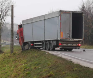 Śmiertelny wypadek na drodze krajowej. Poważne utrudnienia po zderzeniu osobówki z ciężarówką