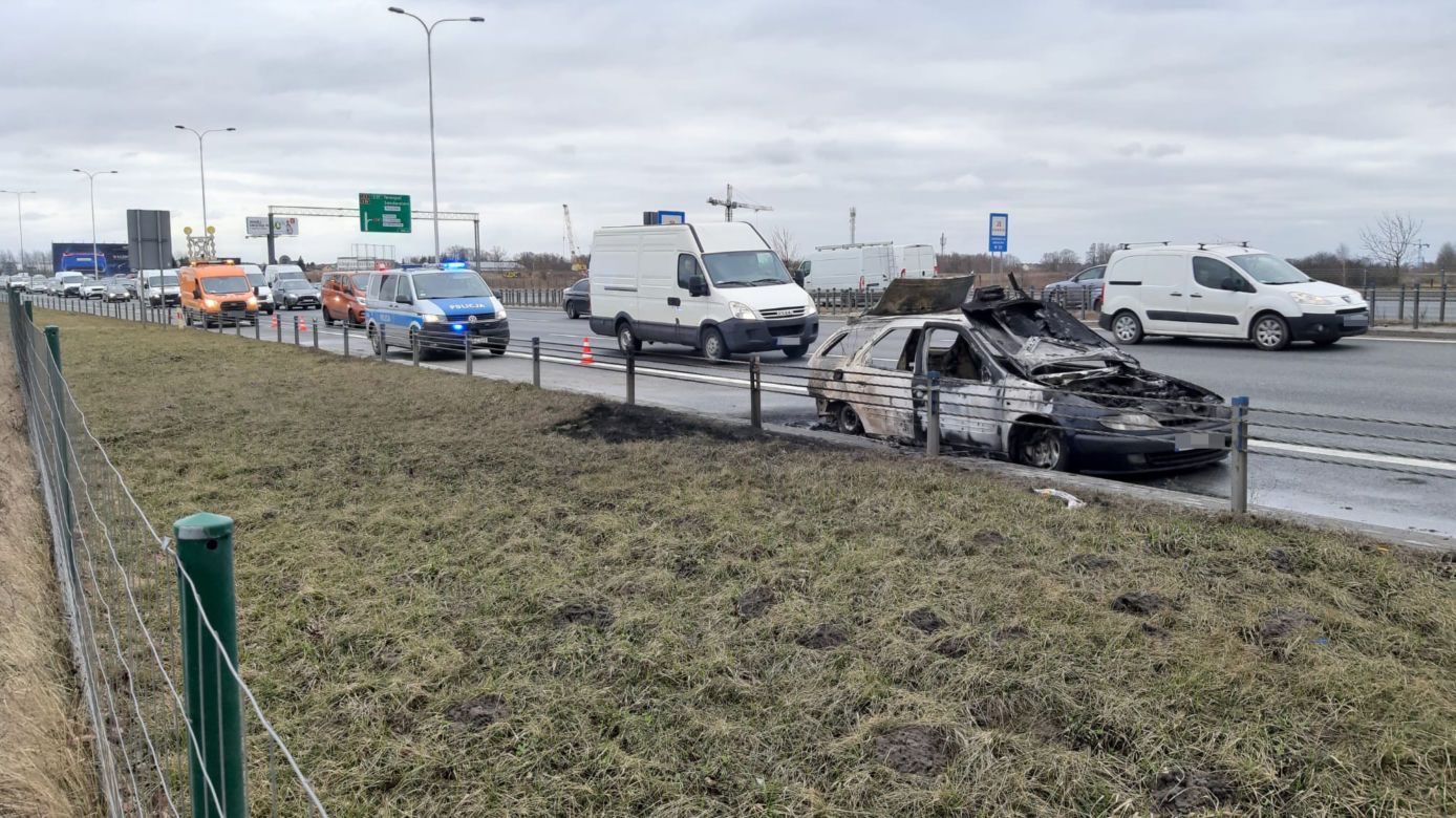 Kłęby dymu na S2. Osobówka płonęła jak pochodnia