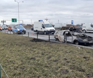 Kłęby dymu na S2. Osobówka płonęła jak pochodnia