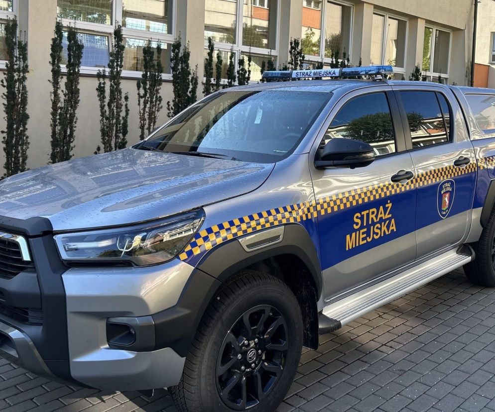 Strażnicy Miejscy z Lublina żegnają się z wysłużonym Mitsubishi. Przesiądą się w terenówkę do zadań specjalnych