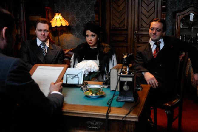 Bodo odc. 10. Eugeniusz Bodo (Tomasz Schuchardt), Reri (Patricia Kazadi), Karl von Stein Kawetzky (Michał Żurawski)