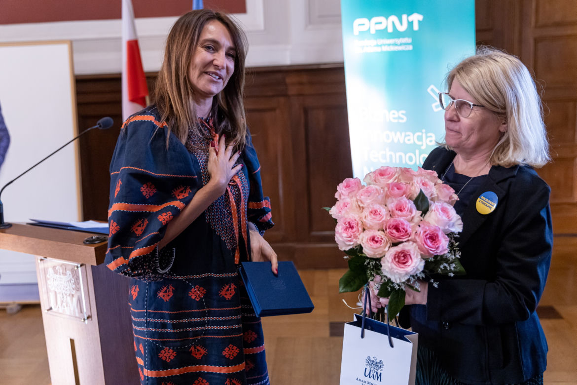 Dominika Kulczyk wręcza stypendia i otrzymuje medal