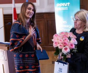 Dominika Kulczyk wręcza stypendia i otrzymuje medal
