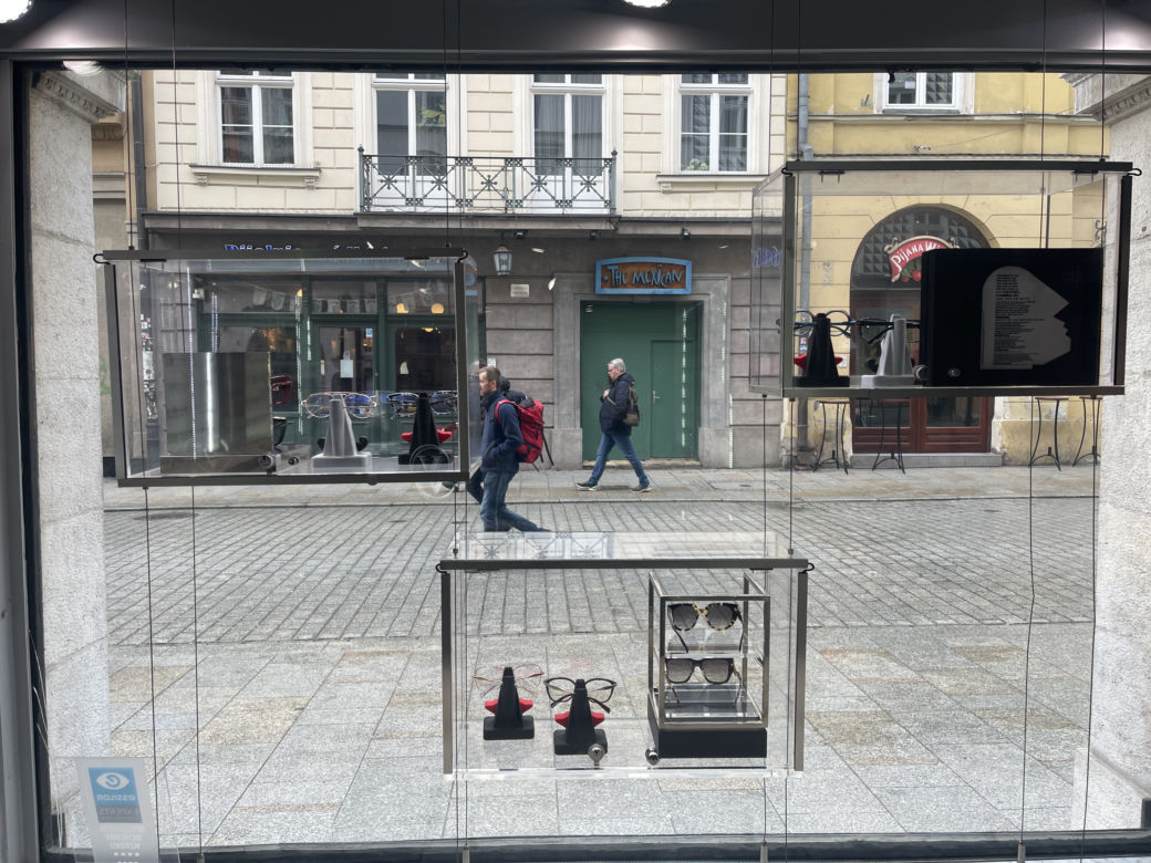 Ten zakład optyczny istnieje od 1910 roku. Przerwał dwie wojny, a przez inflację i ceny prądu grozi mu zamknięcie