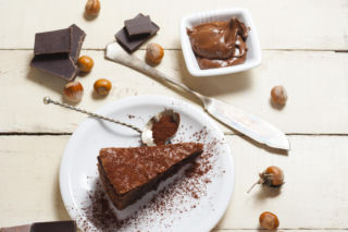 Ciasto Ferrero Rocher bez pieczenia – prosty deser, który oczaruje każdego