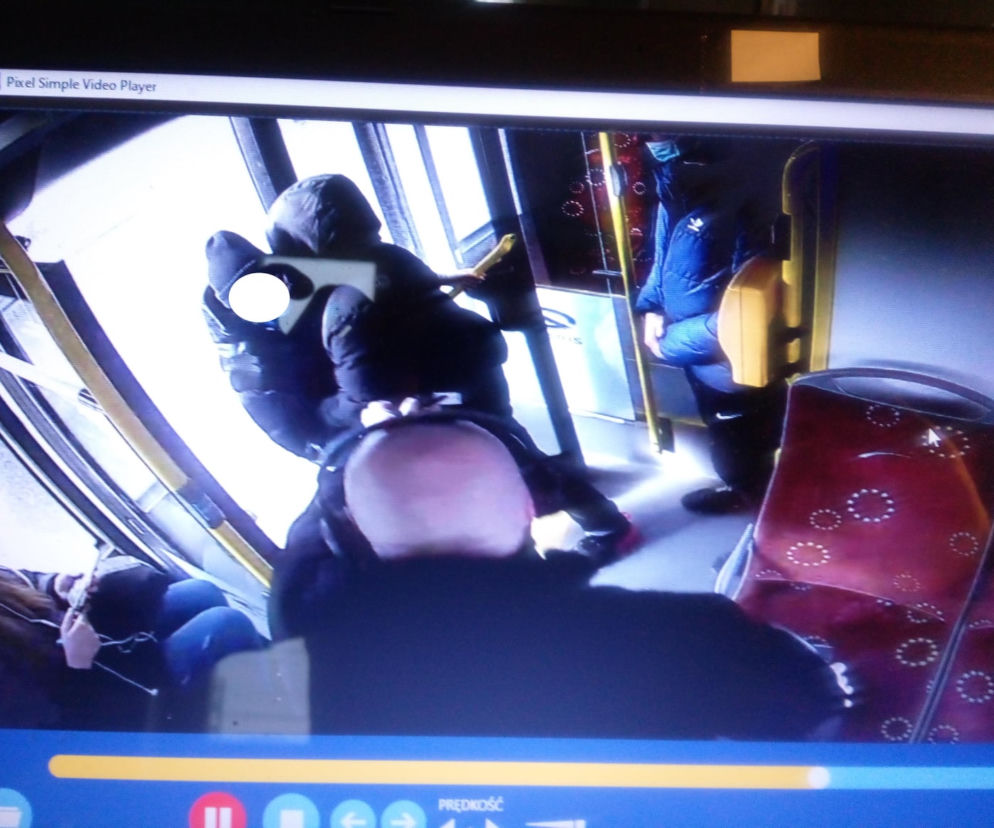 Swarzędz. Pasażer wypchnął kontrolerkę biletów z pojazdu! Szokujące sceny