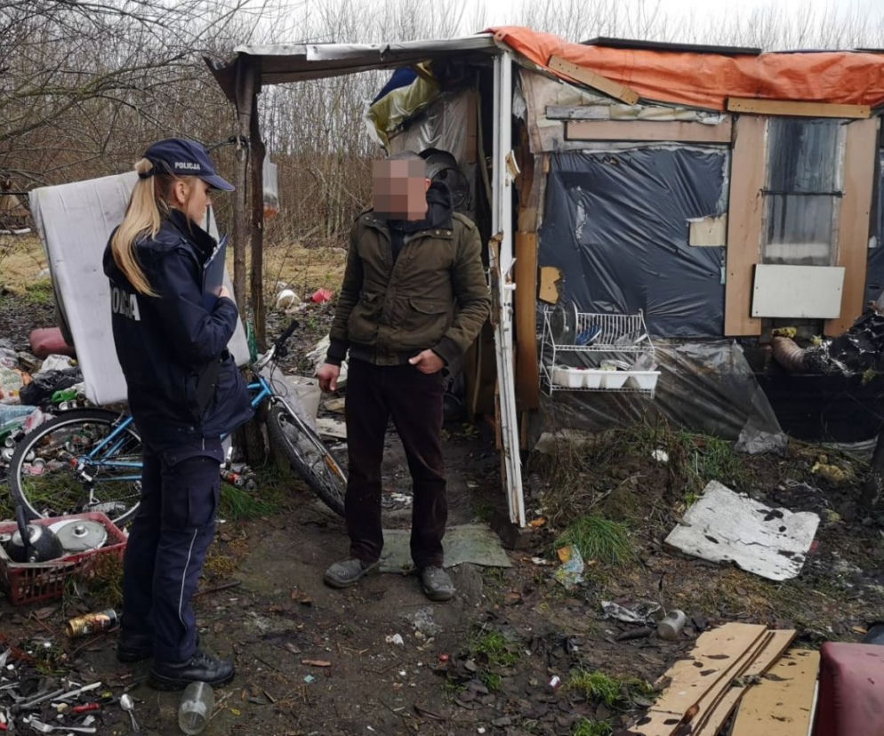 Policjanci monitorują sytuację bezdomnych 
