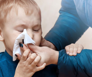 Katar bez gorączki u dziecka. Ten szczegół pomaga odróżnić alergię od infekcji