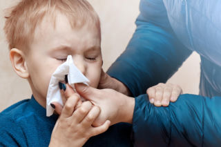 Katar bez gorączki u dziecka. Ten szczegół pomaga odróżnić alergię od infekcji